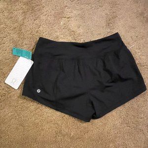NWT   Lululemon Final Lap Short (2.5") size 4  Black